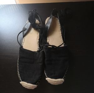 🌻2 for＄15 Old navy black  flat sandals Lace-up